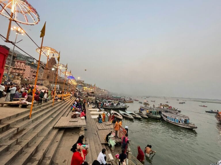 ghat di varanasi nel viaggio spirituale in india