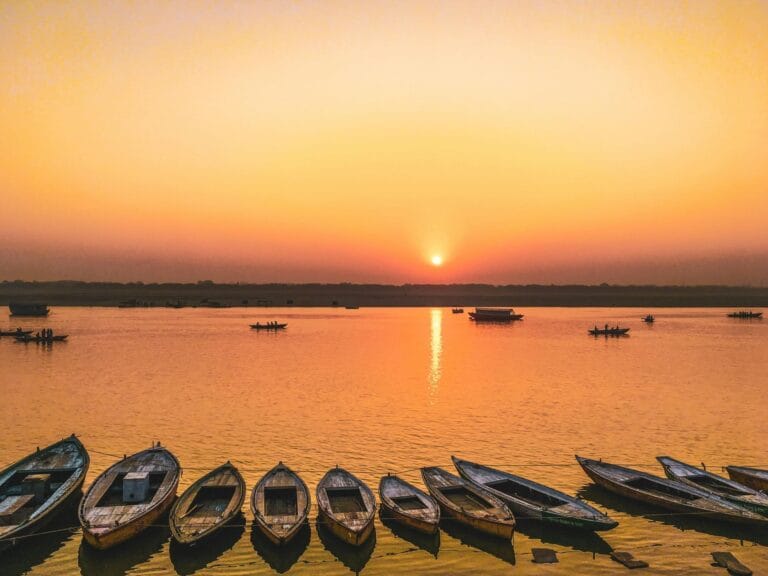 barche all'alba a varanasi in viaggio spirituale in india