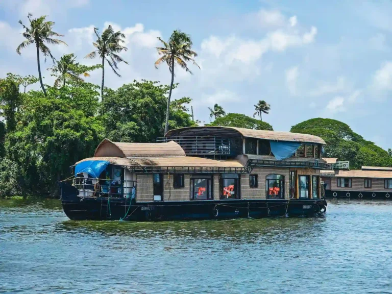 Houseboat tradizionale sui backwaters di Alleppey in Kerala durante il monsone di agosto, India Magica Tours