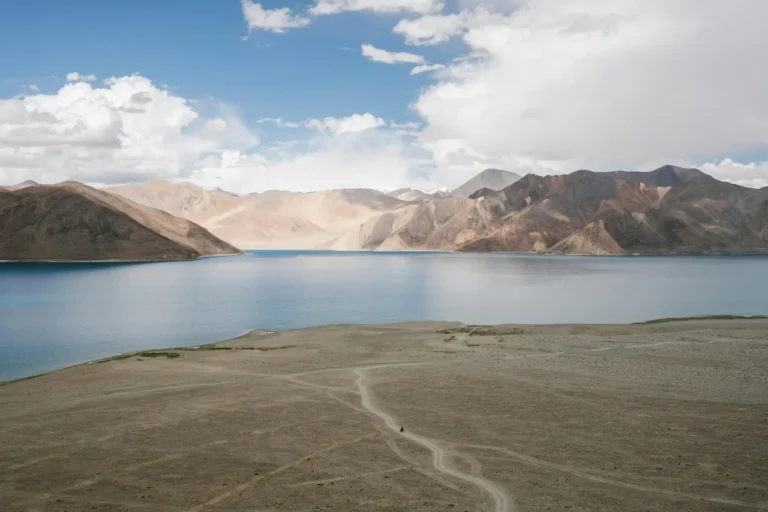 Lago Pangong Tso in Ladakh nel viaggio ad agosto con cielo azzurro e montagne innevate, tour India Magica Tours