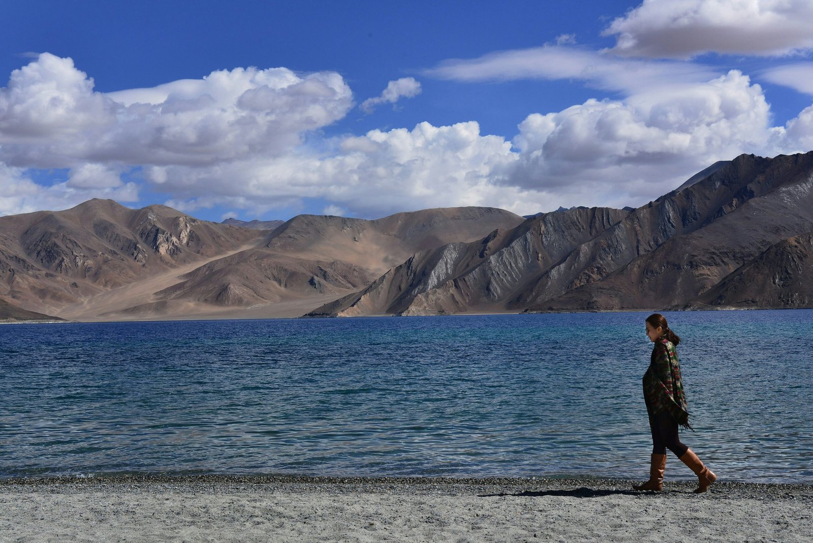 Lago Pangong riflessi blu Himalaya con indiamagicatours