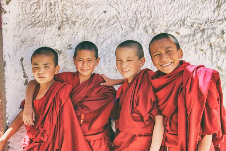 bambini monaci buddhisti in monastero in ladakh con india magica tours