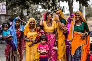 Gruppo di donne indiane in sari colorati e abiti tradizionali del Rajasthan durante un tour culturale in Rajasthan