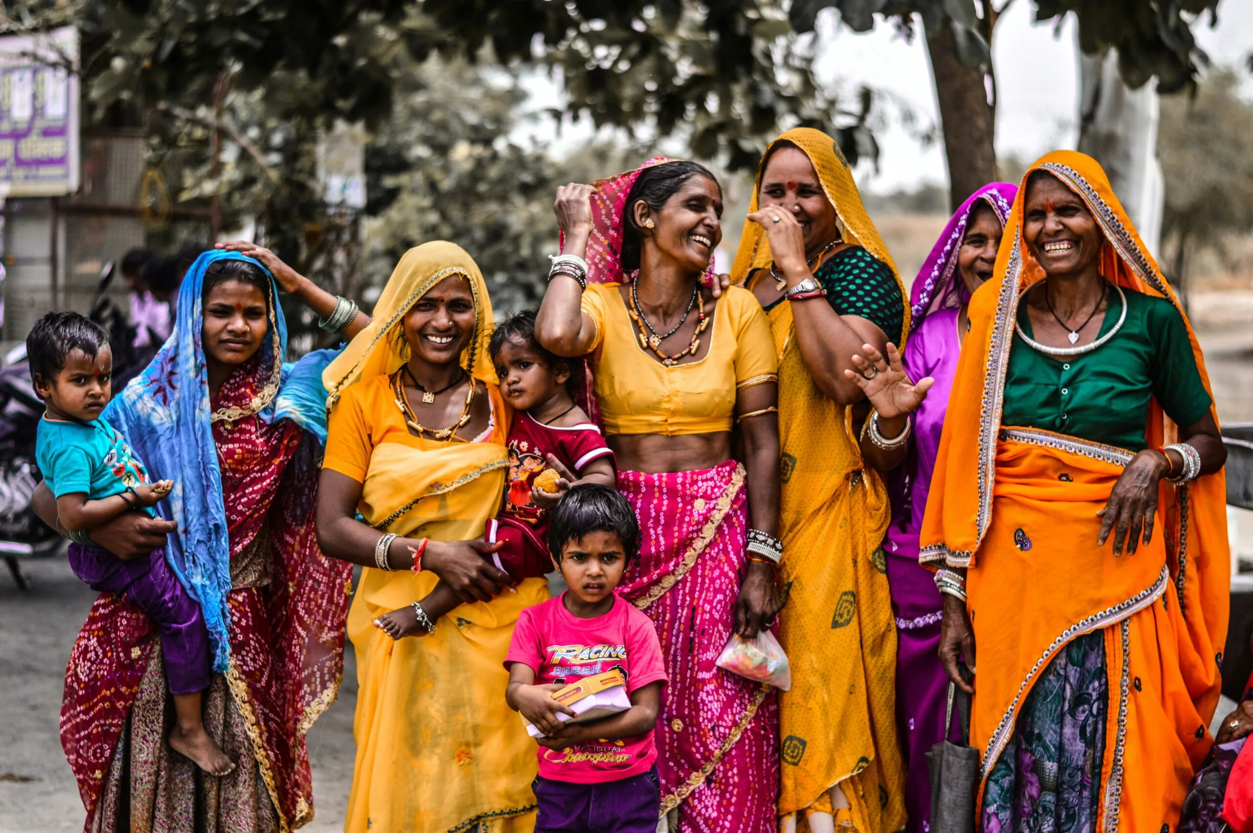 Gruppo di donne indiane in sari colorati e abiti tradizionali del Rajasthan durante un tour culturale in Rajasthan
