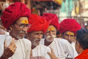 Vita quotidiana e interazioni sociali spiegata da India Magica Tours nel mercato di jaipur in rajasthan con gli uomini con turbanti rossi