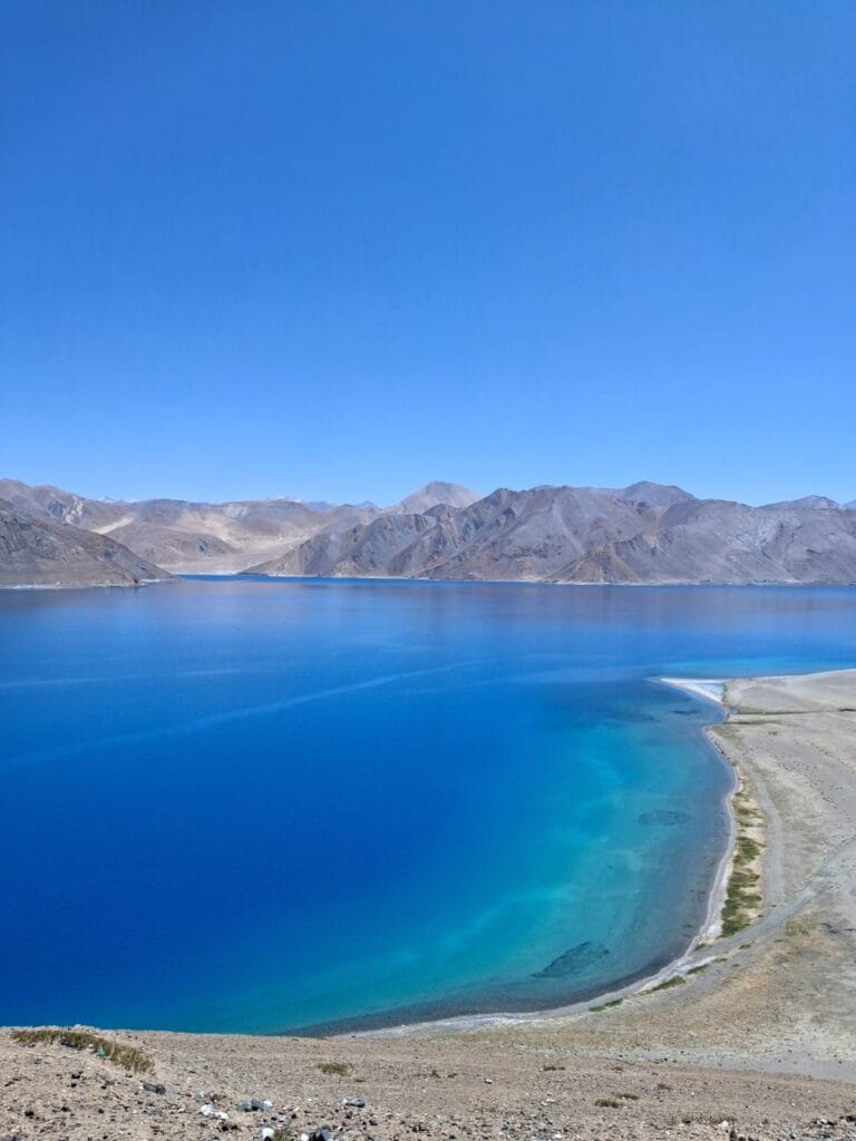 lago pangong con acqua blu nel viaggio organizzato in ladakh con india magica tours