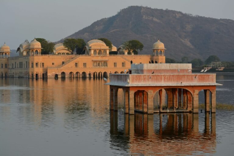 Palazzo Jal Mahal al tramonto riflesso nel lago Man Sagar a Jaipur, Rajasthan