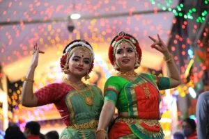 donne tradizionali danzano nel tempio un esperienza nel viaggio in India nel 2026 con India Magica Tours