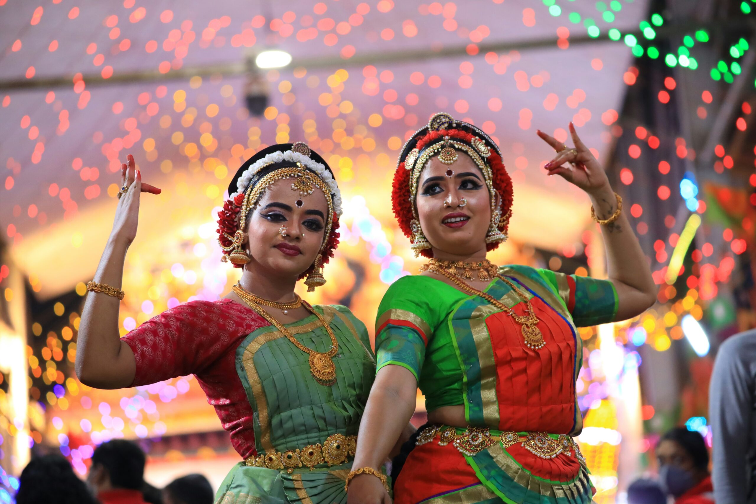 donne tradizionali danzano nel tempio un esperienza nel viaggio in India nel 2026 con India Magica Tours