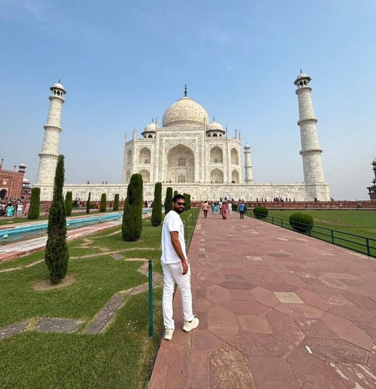 Prakash guida locale parlante italiano accompagna clienti al tajmahal nel tour organizzato in Rajasthan con agra