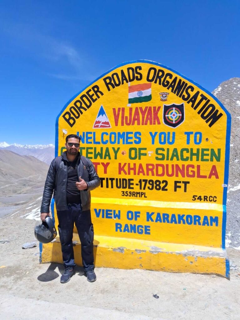 Prakash al passo Khardung La nel Ladakh, una meta imperdibile per le vacanze in India del Nord
