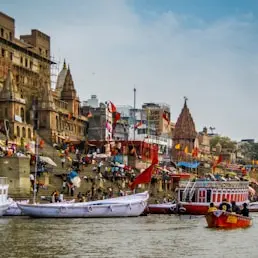 barca su ghat gange varanasi nel viaggio spirituale india con india magica tours