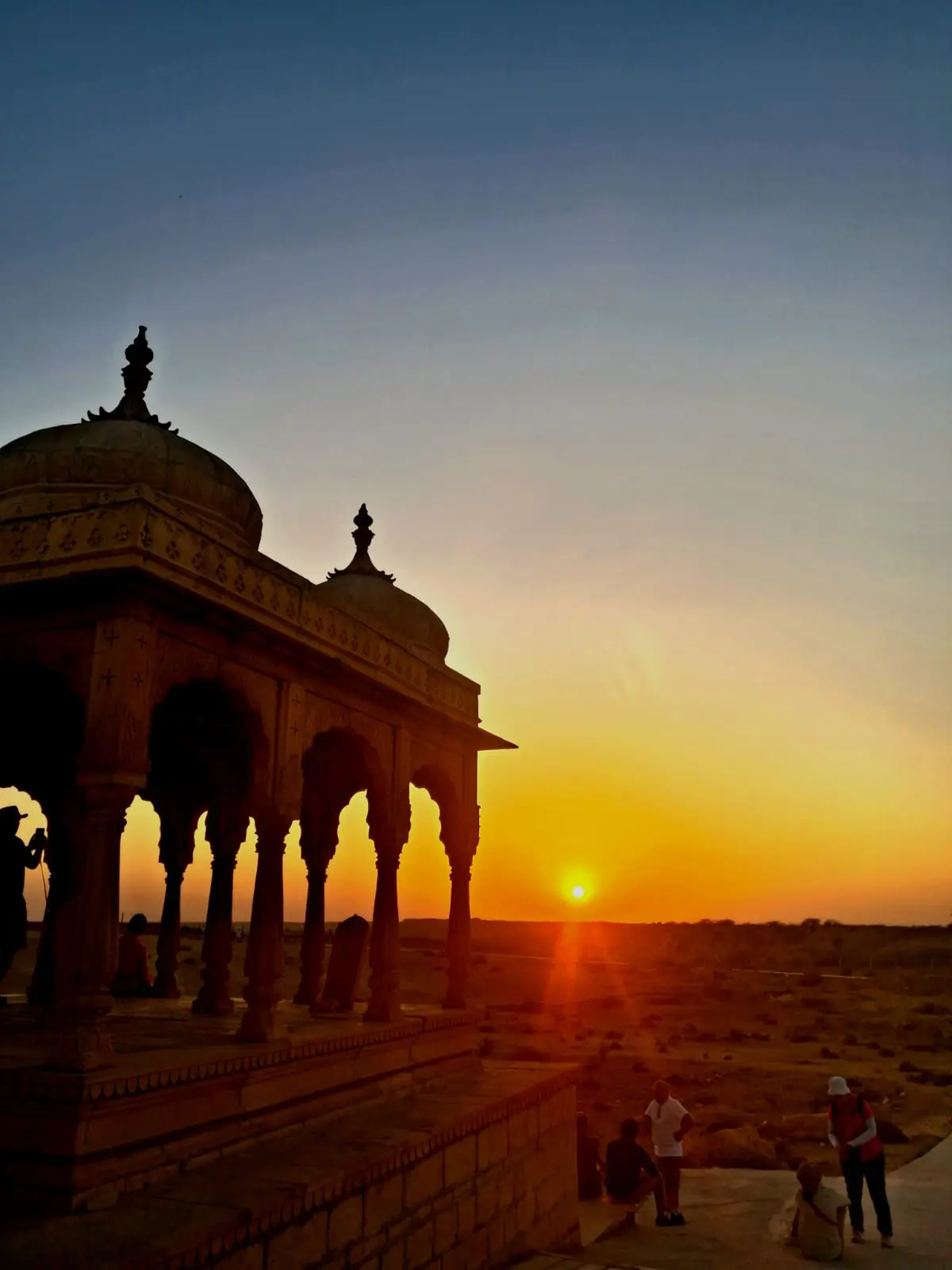 Tramonto ai cenotafi di Jaisalmer nel deserto del Rajasthan durante un viaggio con India Magica Tours