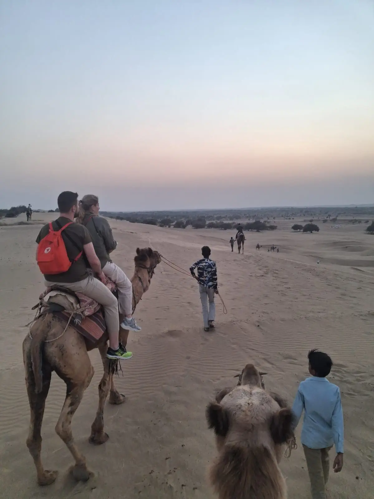 Clienti italiani in safari a dorso di cammello nel deserto di Jaisalmer con India Magica Tours