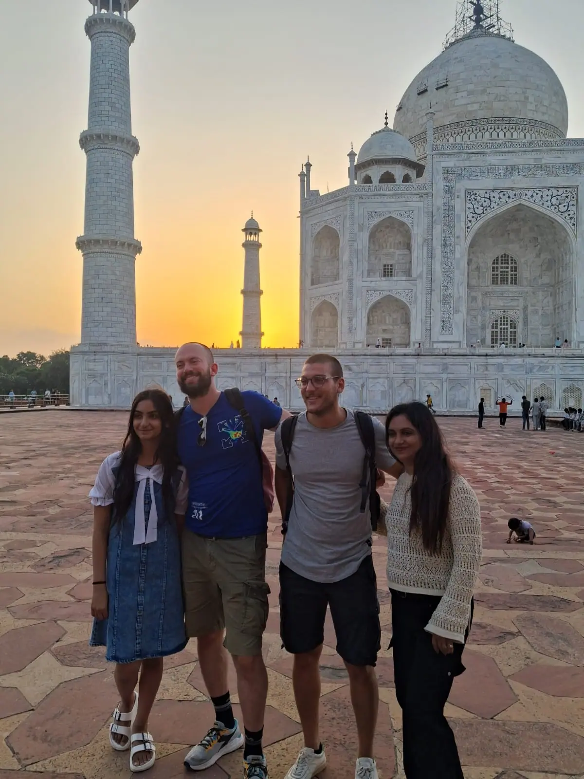 Clienti italiani con India Magica Tours davanti al Taj Mahal all'alba durante un viaggio su misura in India