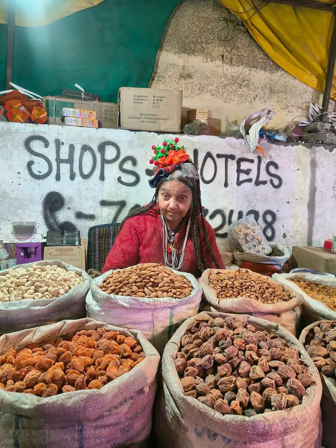Donna in abito tradizionale ladakho durante il viaggio privato in Ladakh
