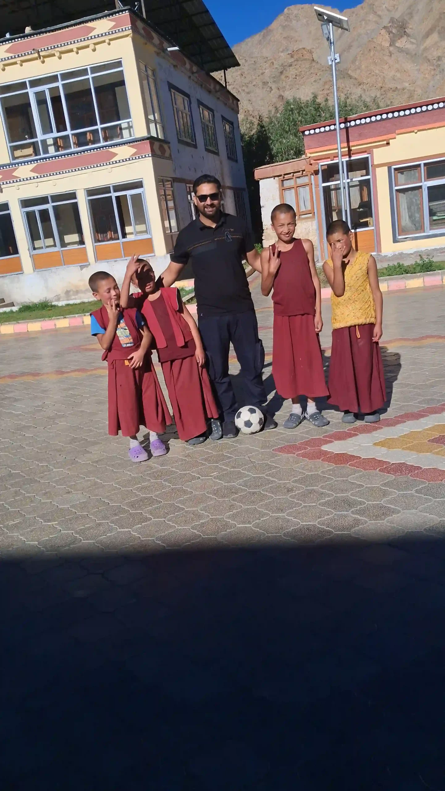 Prakash, guida italiana, con monaci buddhisti in Ladakh