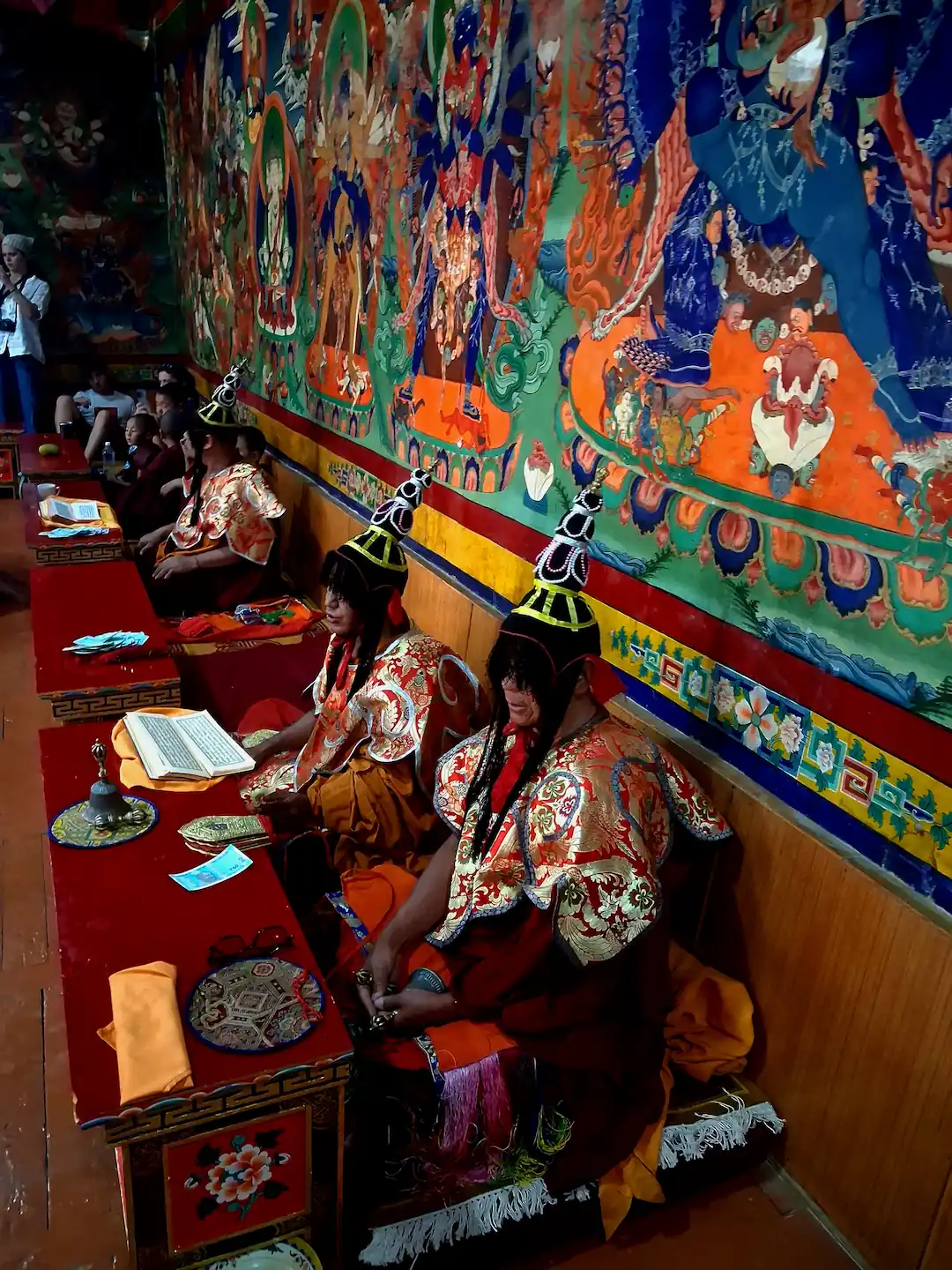 Monaci buddhisti in un monastero del Ladakh