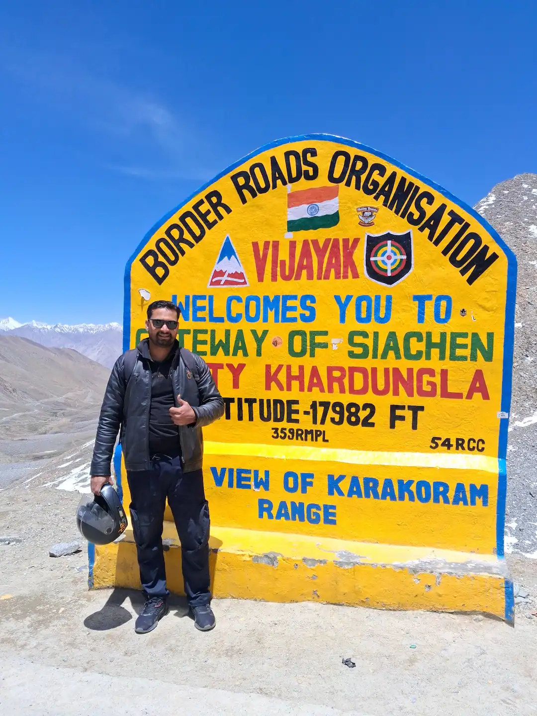 Prakash con clienti italiani al Khardung La durante il tour privato Ladakh