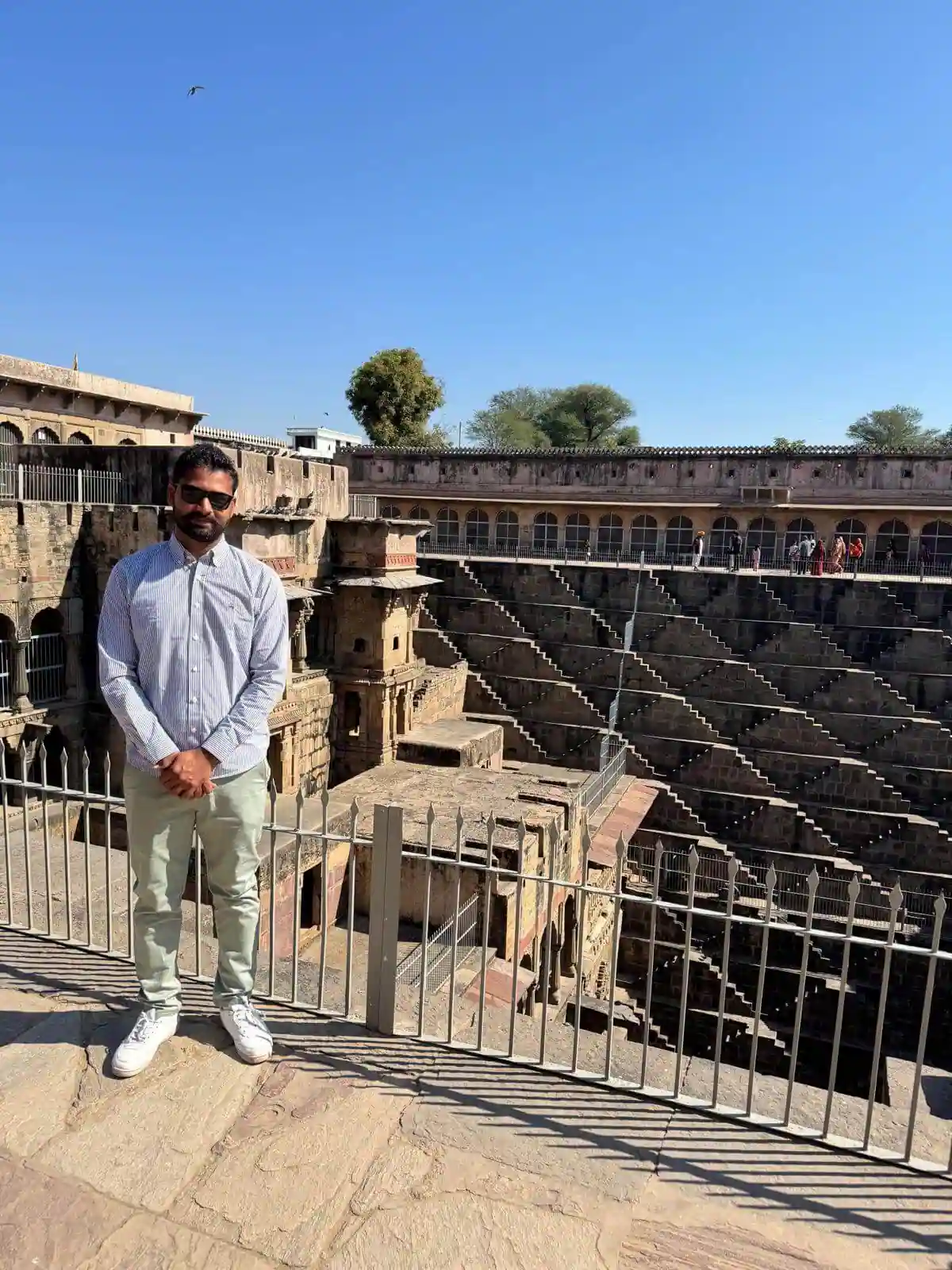 Prakash di India Magica Tours al Chand Baori di Abhaneri durante un viaggio organizzato in Rajasthan