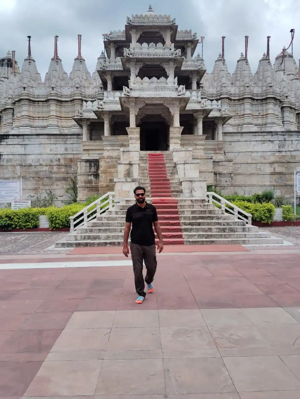 Prakash di India Magica Tours davanti ai templi giainisti di Ranakpur durante un tour del Rajasthan