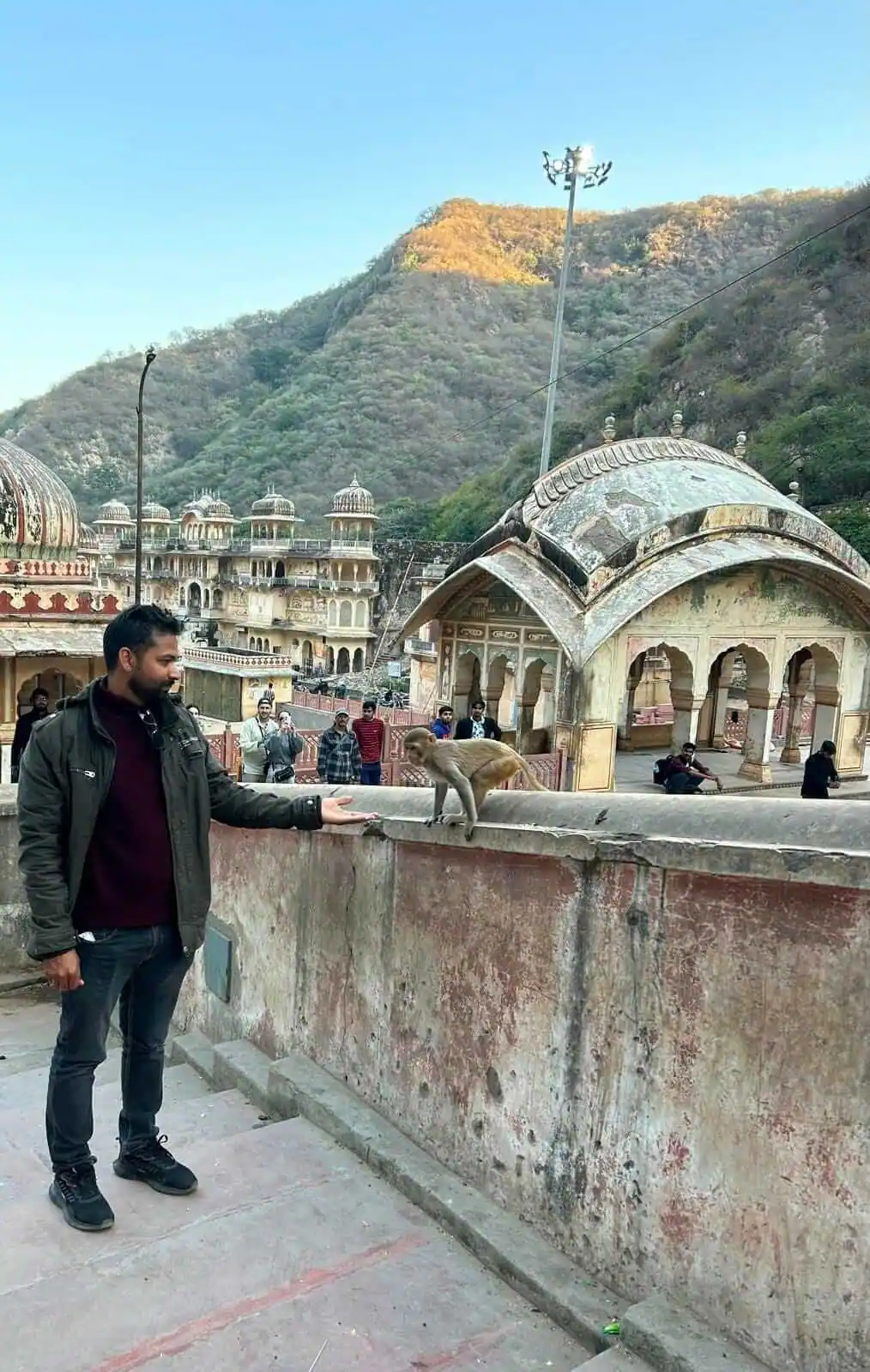 Prakash di India Magica Tours al Tempio delle Scimmie di Jaipur durante un viaggio in Rajasthan e Varanasi