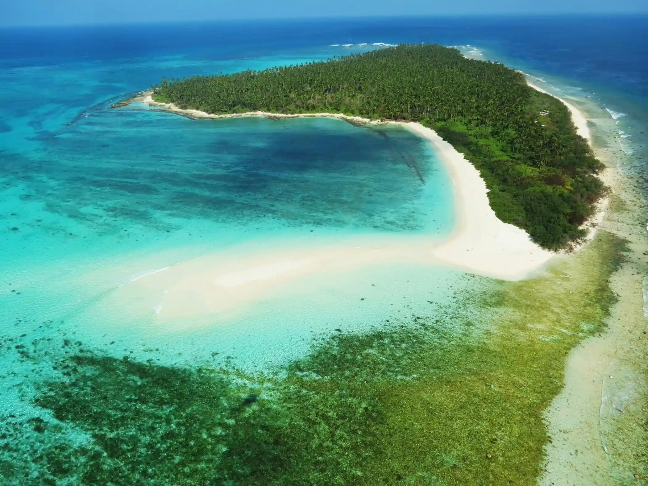 Vista aerea di un atollo delle Laccadive con spiaggia di sabbia bianca