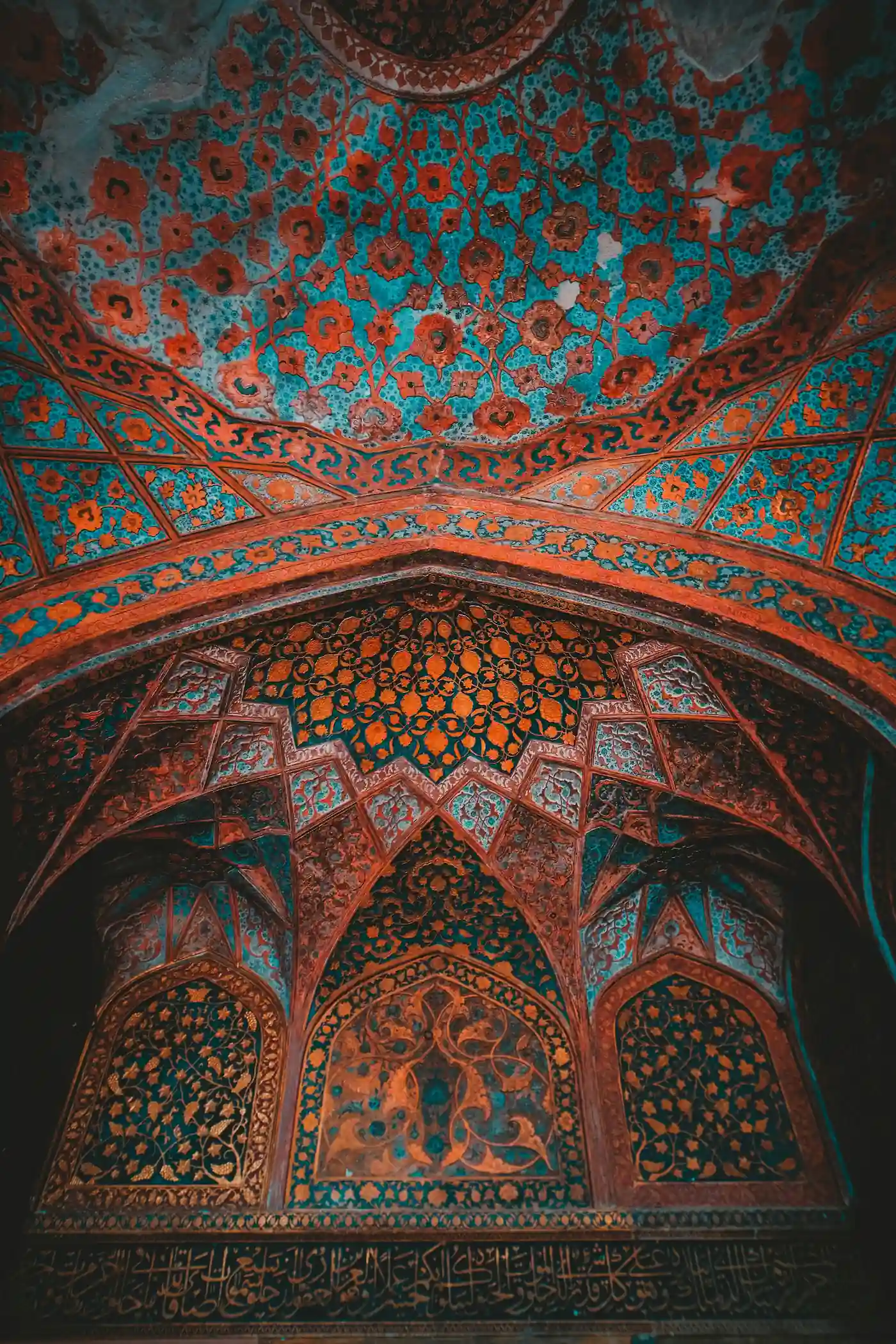 Decorazioni floreali e motivi geometrici del soffitto del baby taj con raffinati dettagli dell'arte Mughal