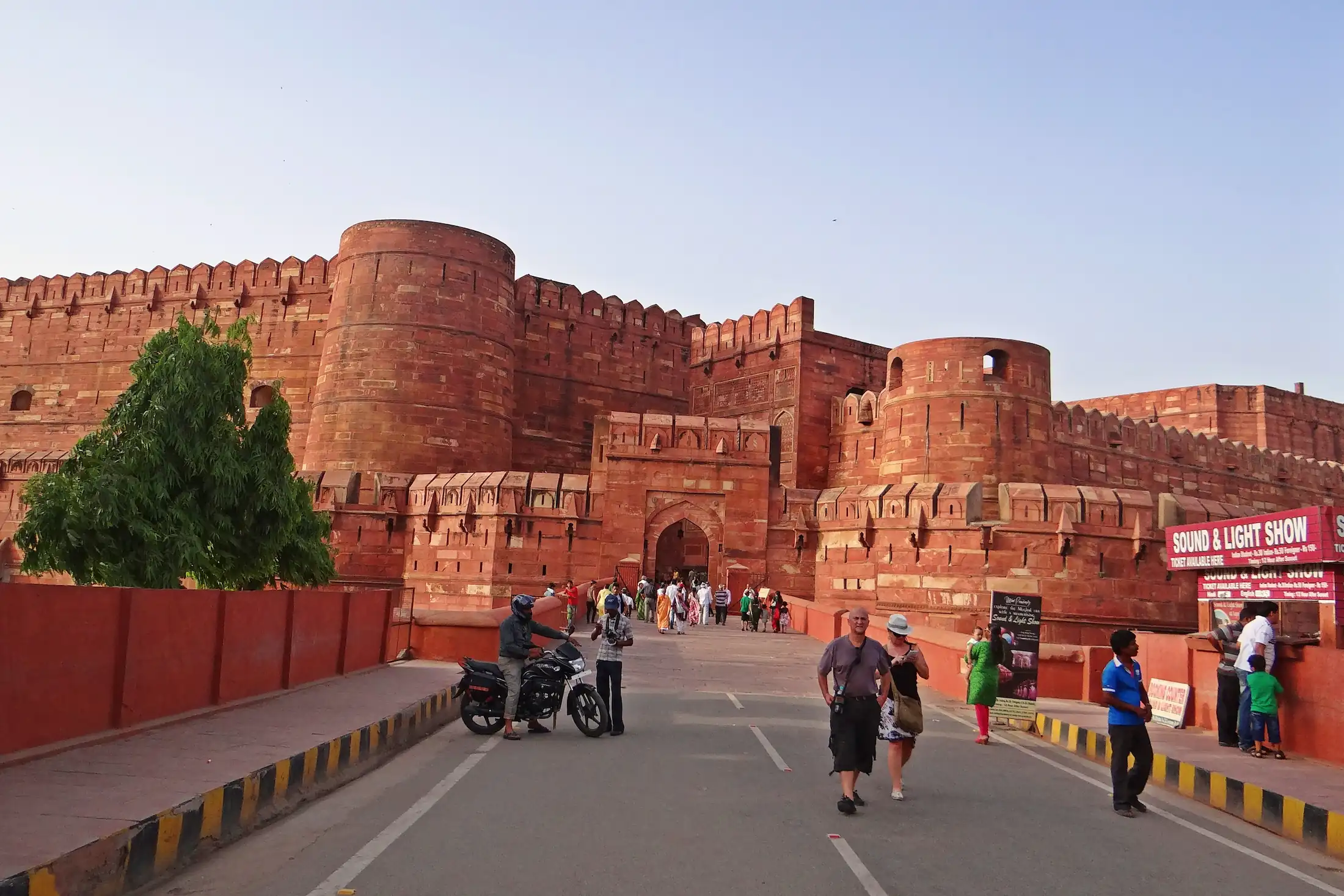 Ingresso principale del Forte di Agra, imponente fortezza Mughal patrimonio UNESCO nello stato dell'Uttar Pradesh