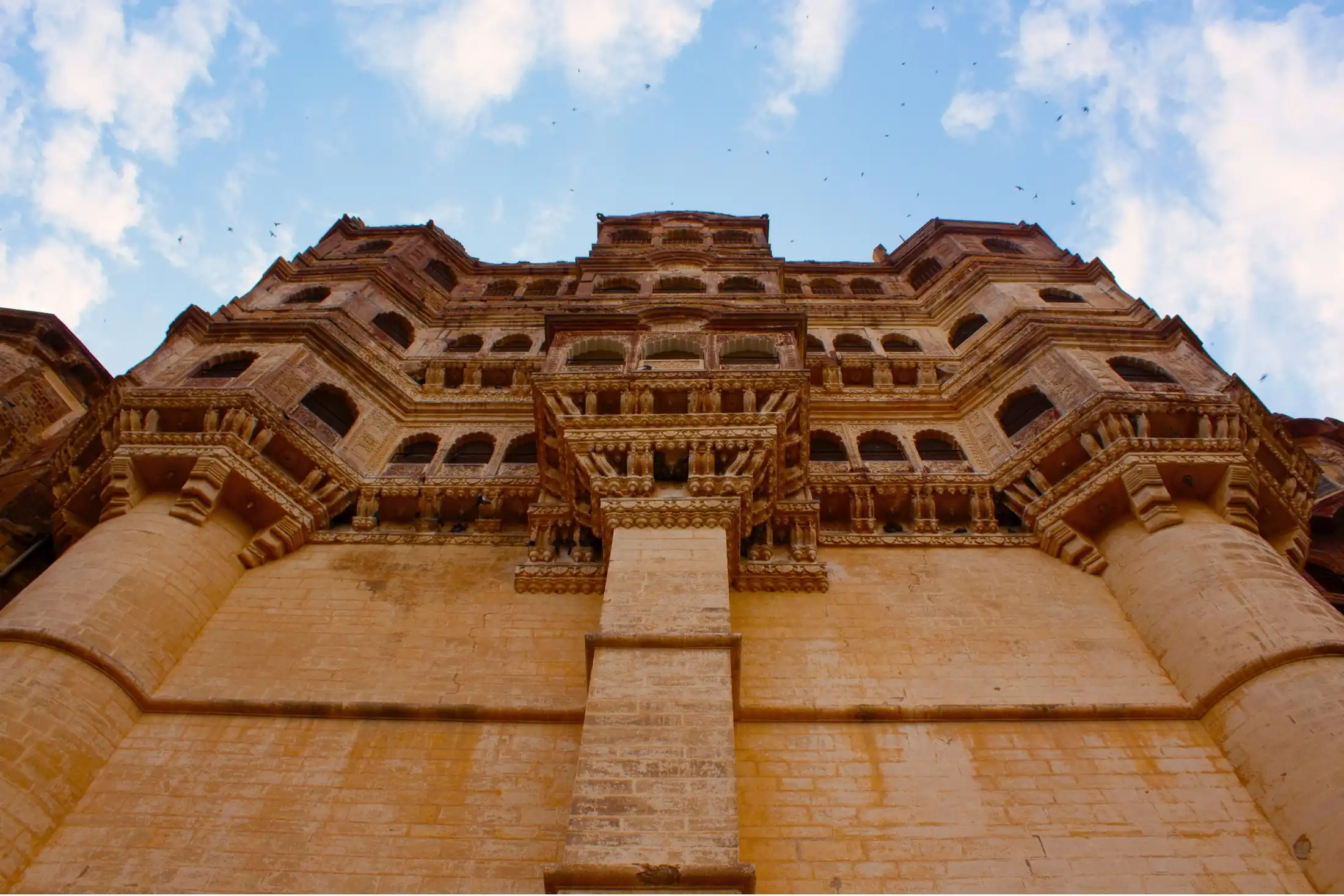 Forte Mehrangarh a Jodhpur visto dal basso, una delle principali attrazioni del Rajasthan