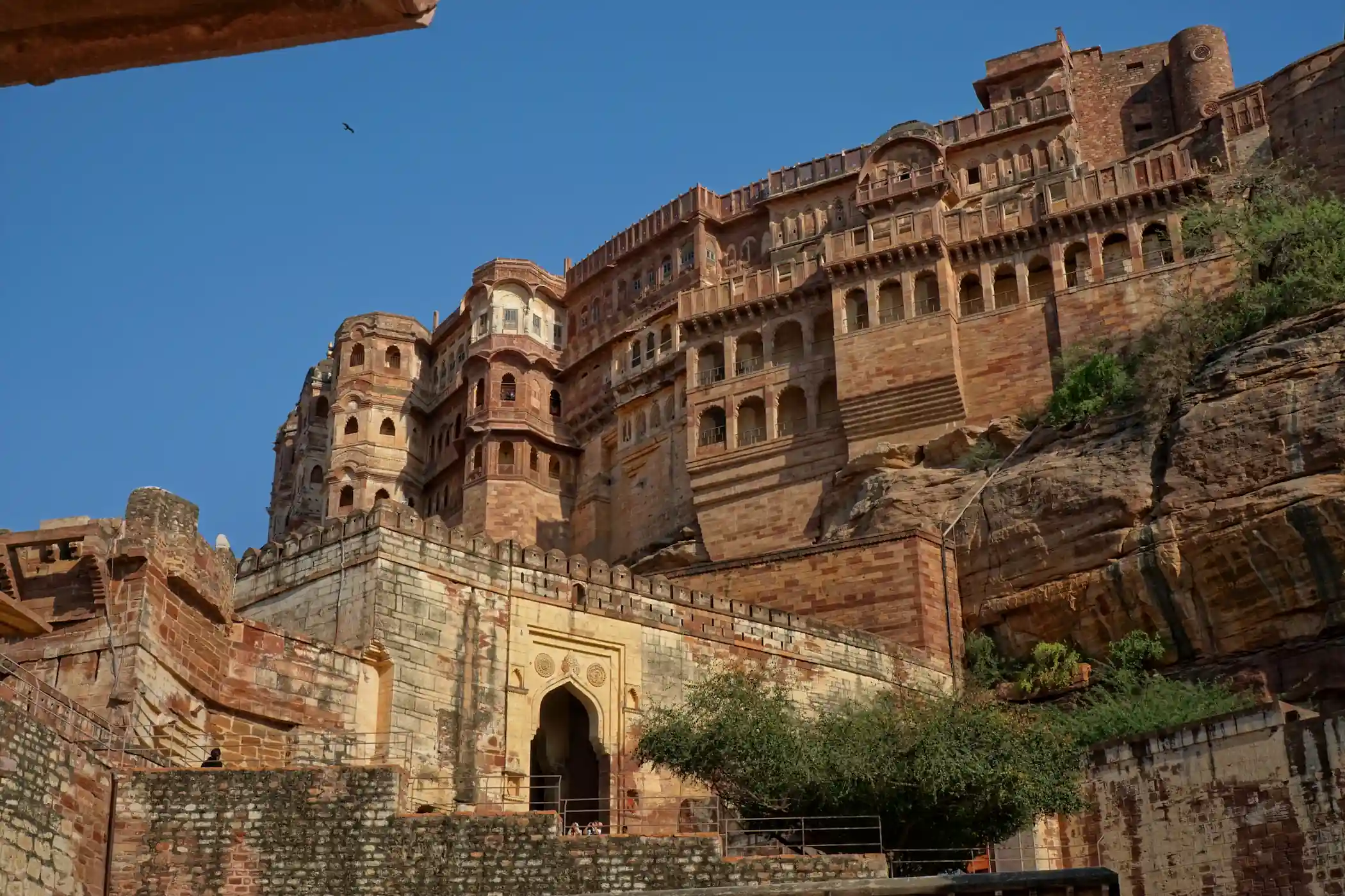 Vista esterna del Forte Mehrangarh che domina la città di Jodhpur