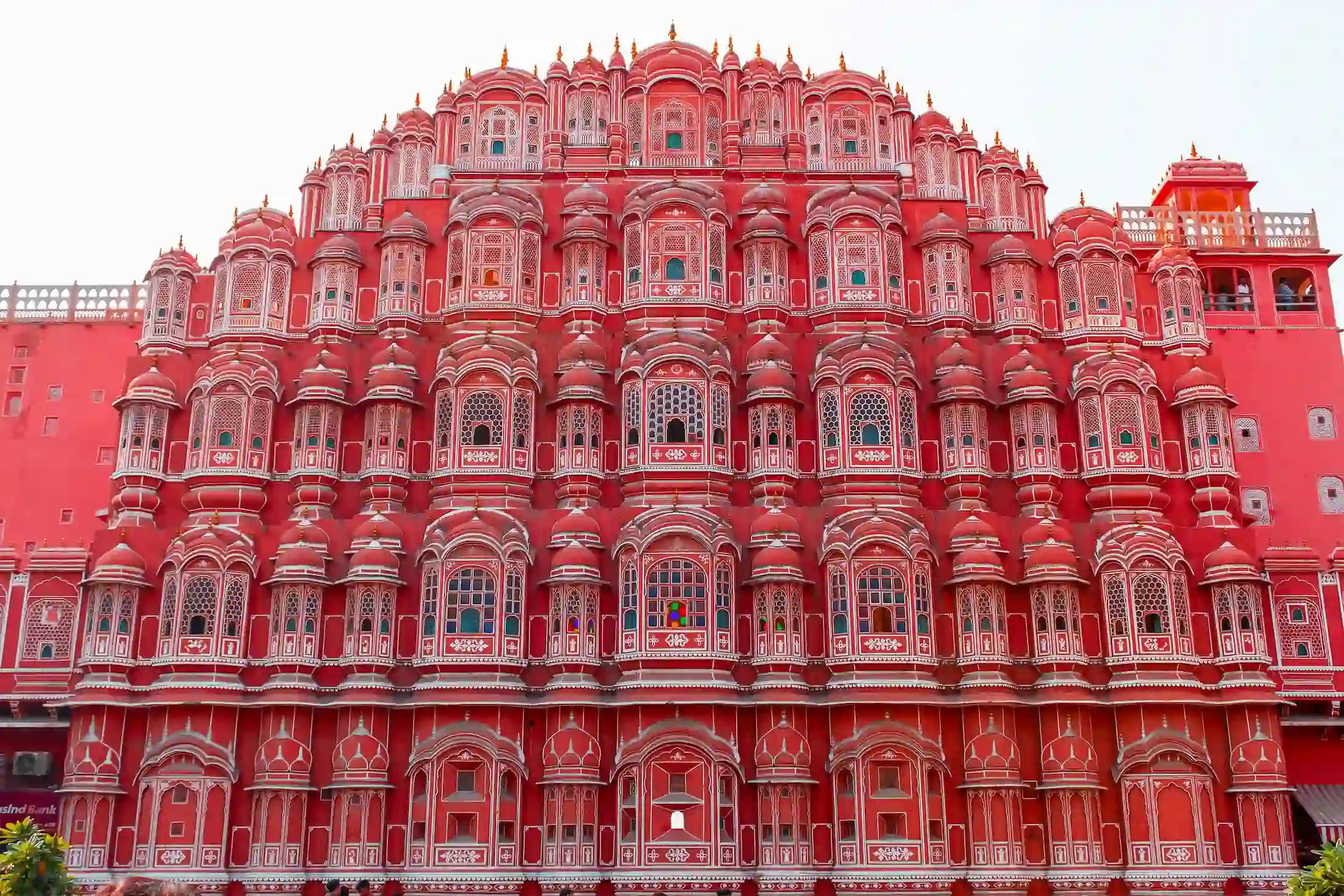 Facciata di hawamahal palazzo dei venti in colore rosa terracotta tipica del centro storico di Jaipur