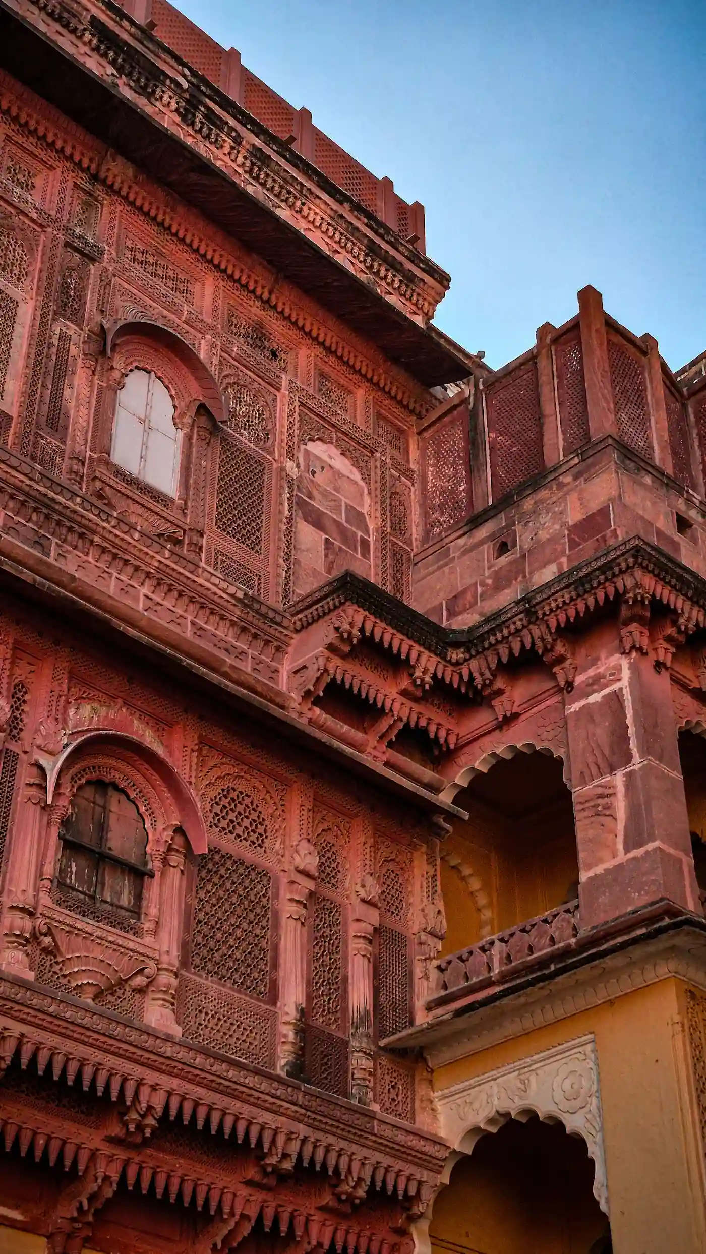 Dettagli dell'architettura in arenaria rossa all'interno del Forte Mehrangarh di Jodhpur
