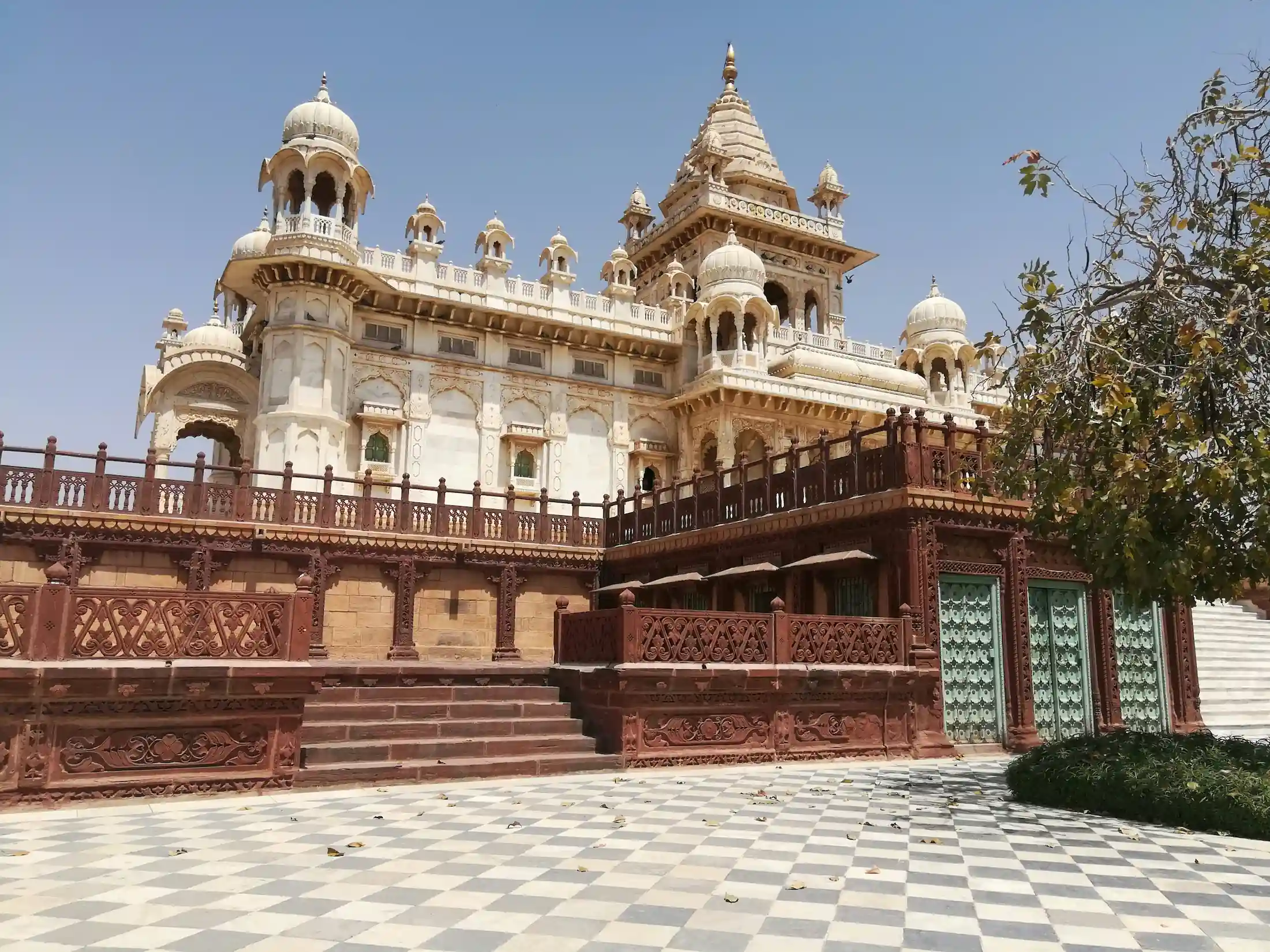 Jaswant Thada a Jodhpur, elegante cenotafio in marmo bianco nel Rajasthan