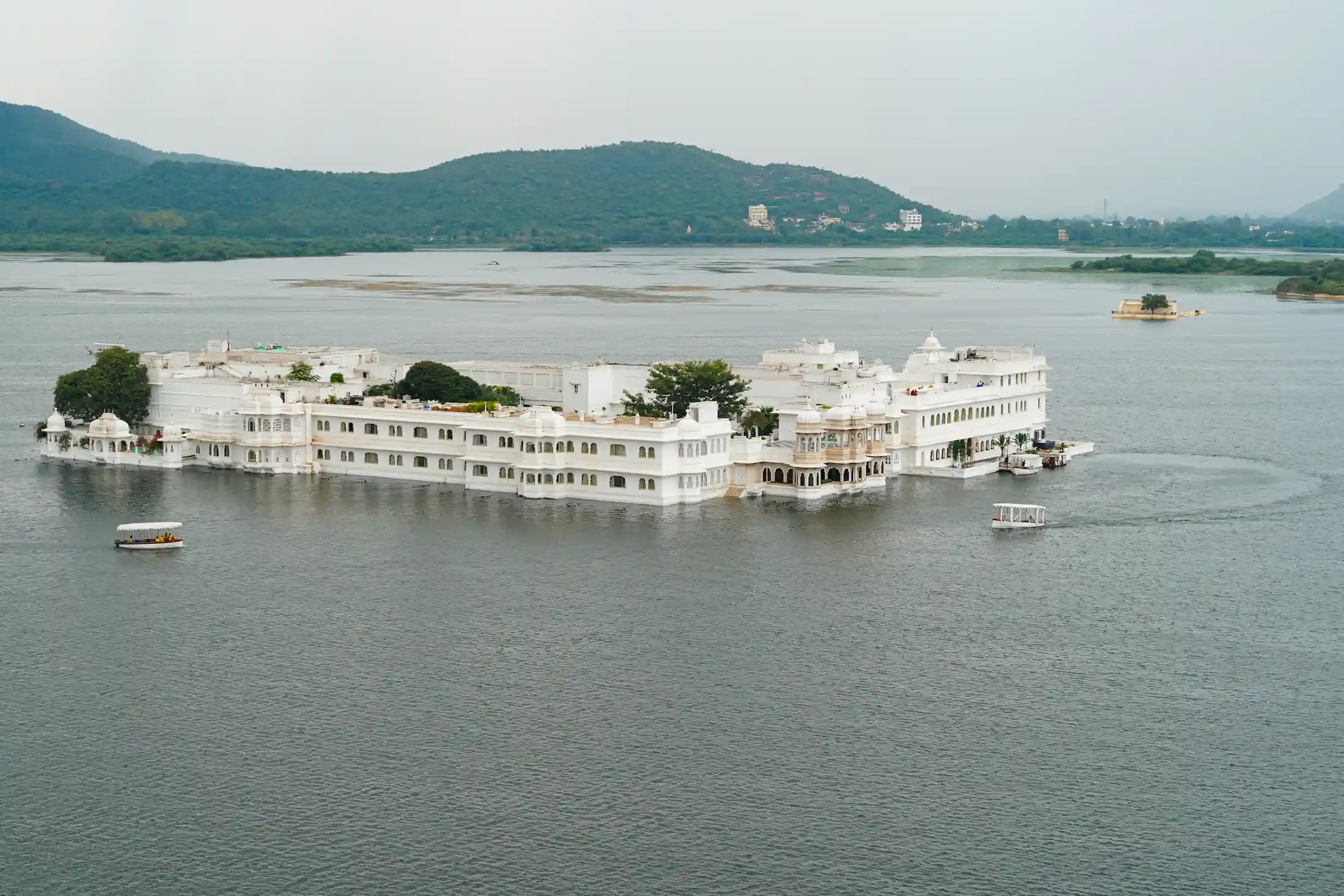 Vista panoramica del Lago Pichola con il Lake Palace di Udaipur, una delle principali attrazioni del Rajasthan