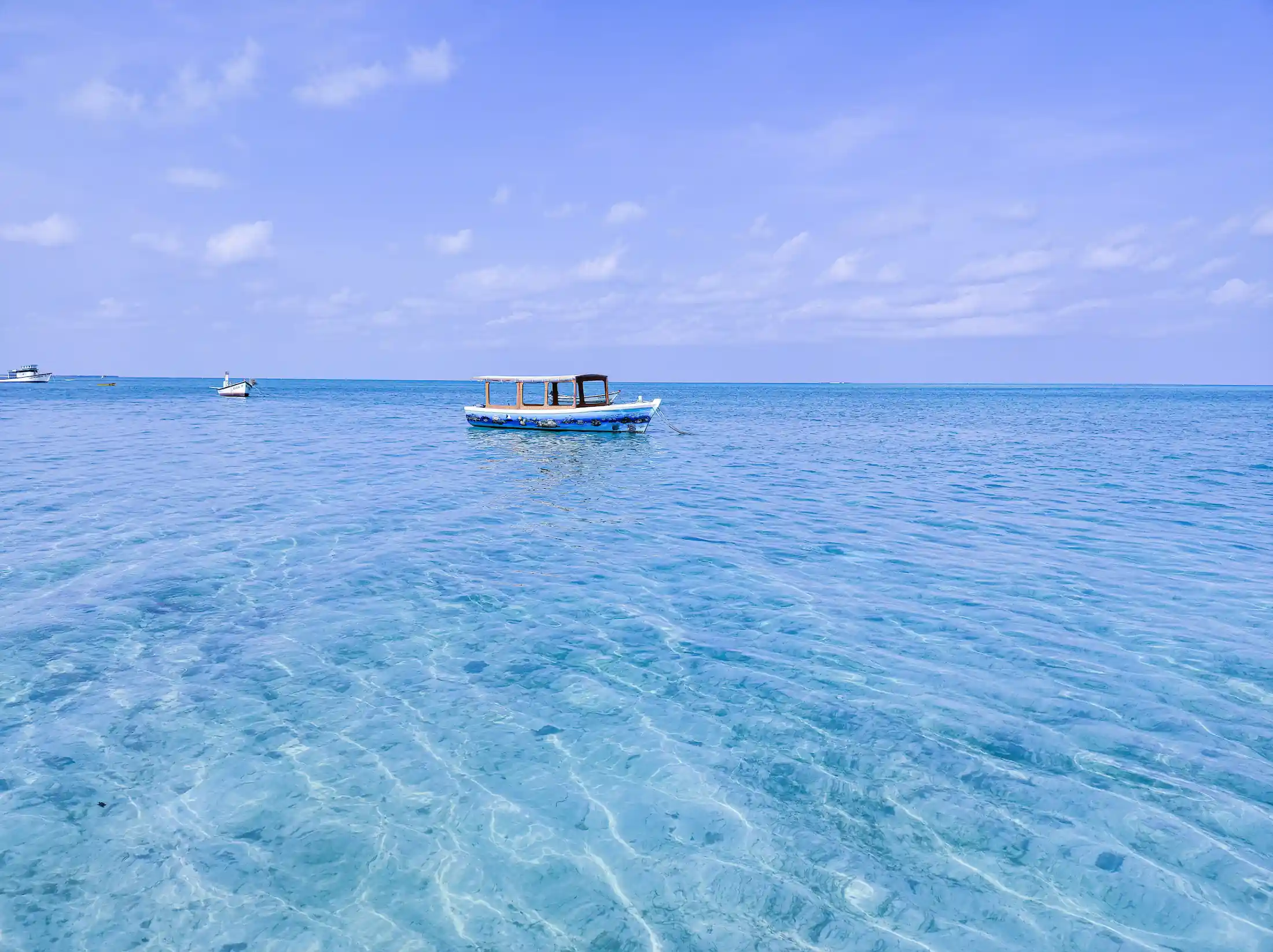 Barche nel mare delle Isole Laccadive durante un viaggio con India Magica Tours, tour operator locale per le Laccadive