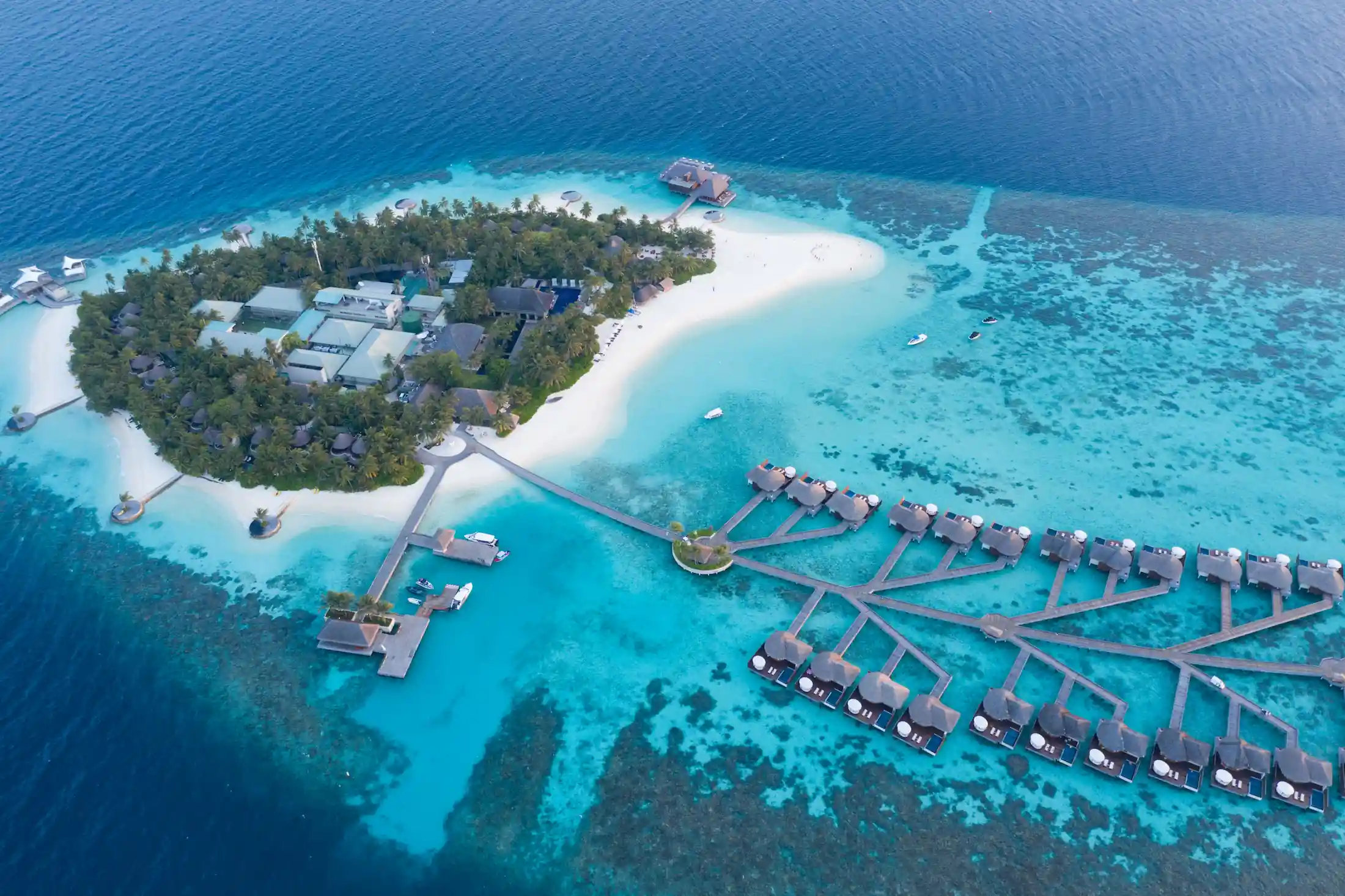 Vista dall'alto dei resort delle Maldive sul mare