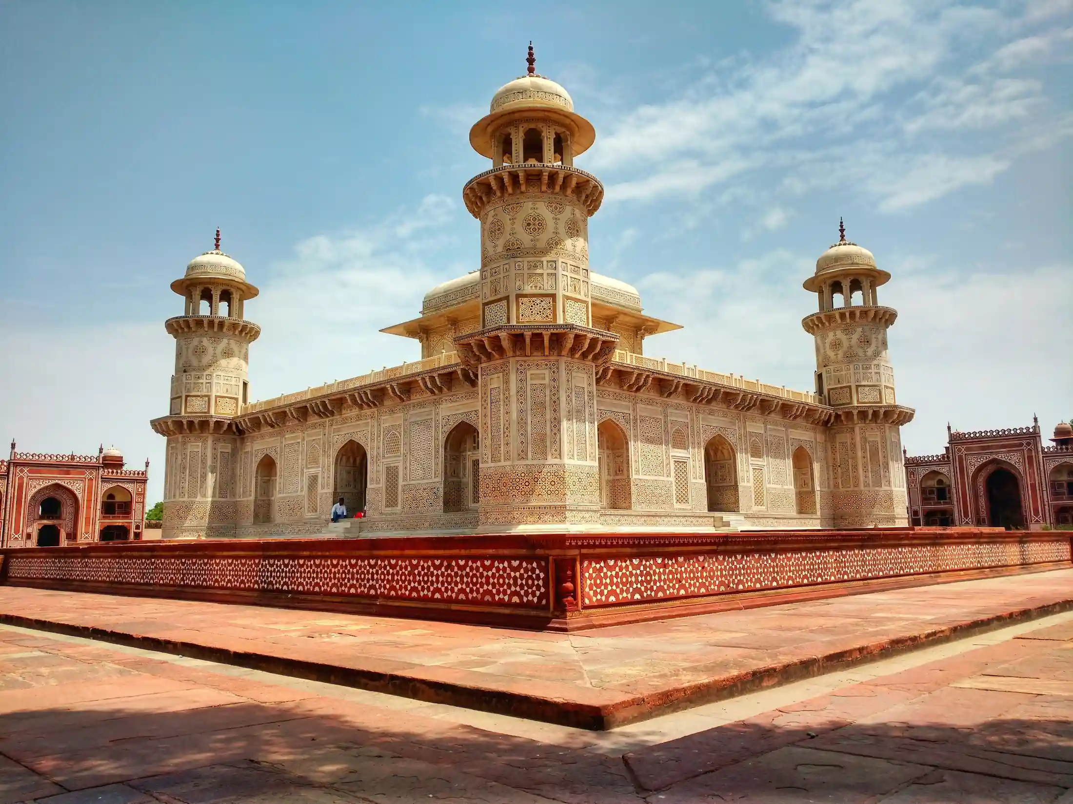 Mausoleo di Itimad-ud-Daulah ad Agra conosciuto come Baby Taj con eleganti intarsi in marmo bianco