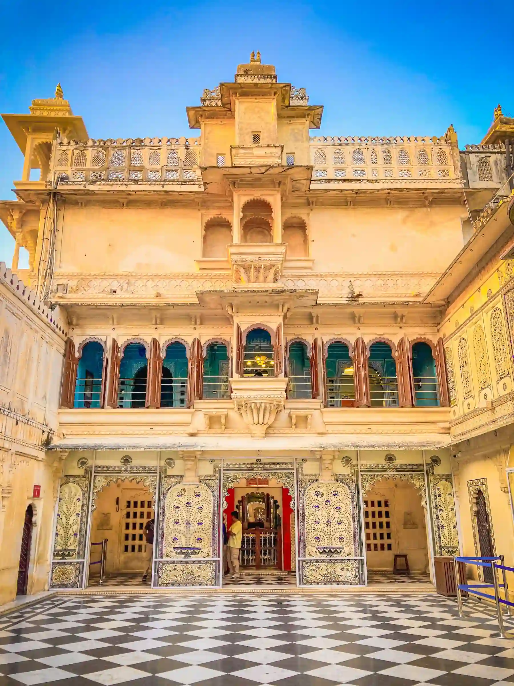 Cortile interno del City Palace di Udaipur, uno dei palazzi reali più belli del Rajasthan da visitare durante un viaggio in India con guida italiano