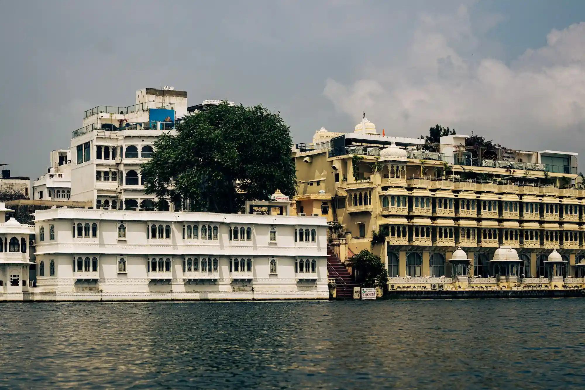 Palazzi storici affacciati sul Lago Pichola a Udaipur, una delle attrazioni più iconiche del Rajasthan
