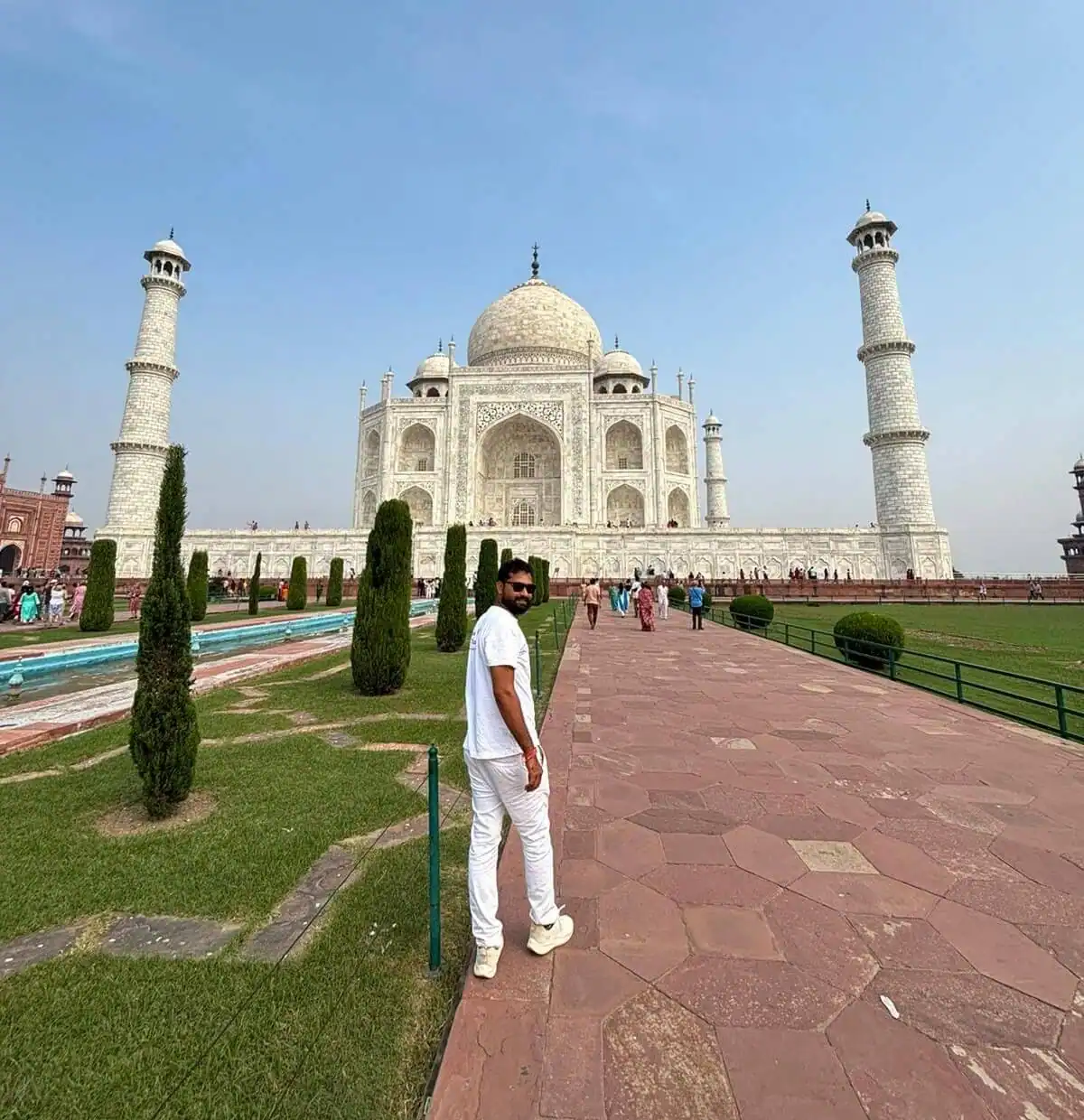 Guida Prakash a Tajmahal con turisti italiani nel viaggio organizzato in India con India Magica Tours