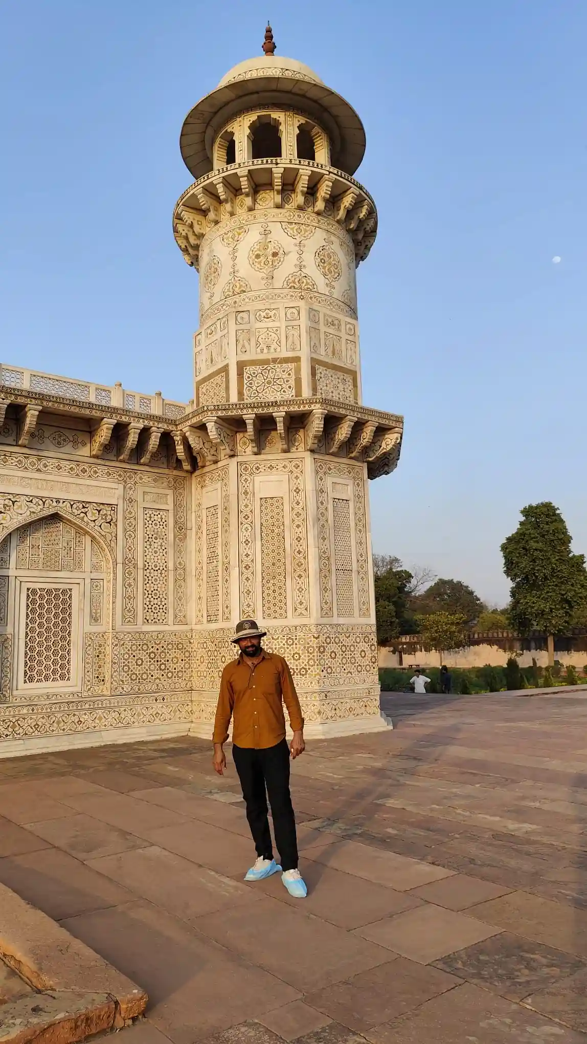 prakash guida con turisti italiani a baby taj itimad ud daula agra nel viaggio con india magica tours