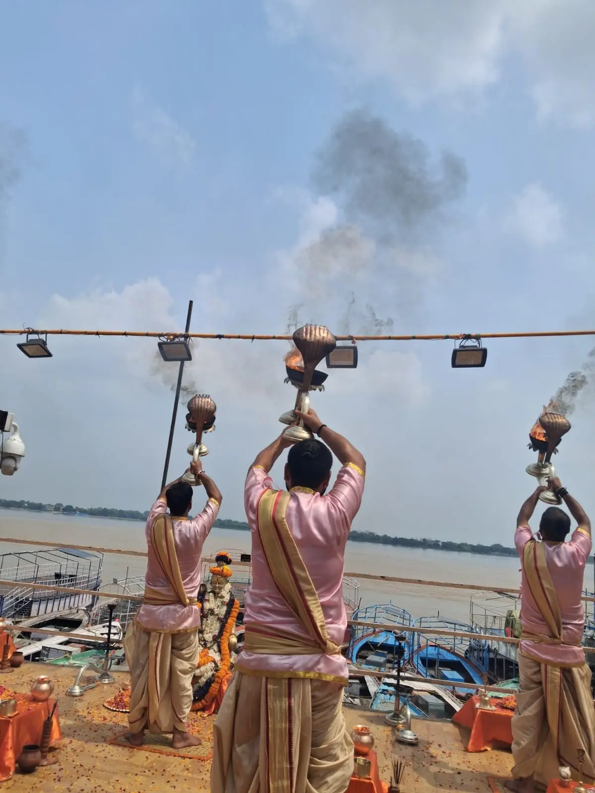 preti hinduisti fanno preghiera a gange su ghat di varanasi nel viaggio spirituale con india magica tours
