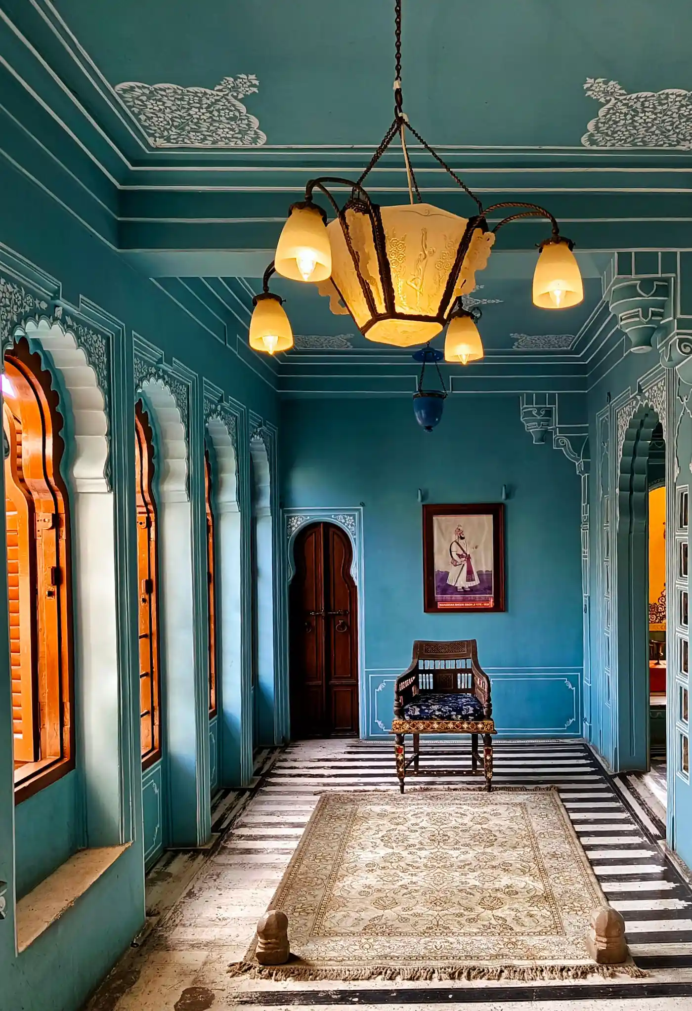 Elegante sala storica del City Palace di Udaipur con decorazioni tradizionali e architettura reale del Rajasthan