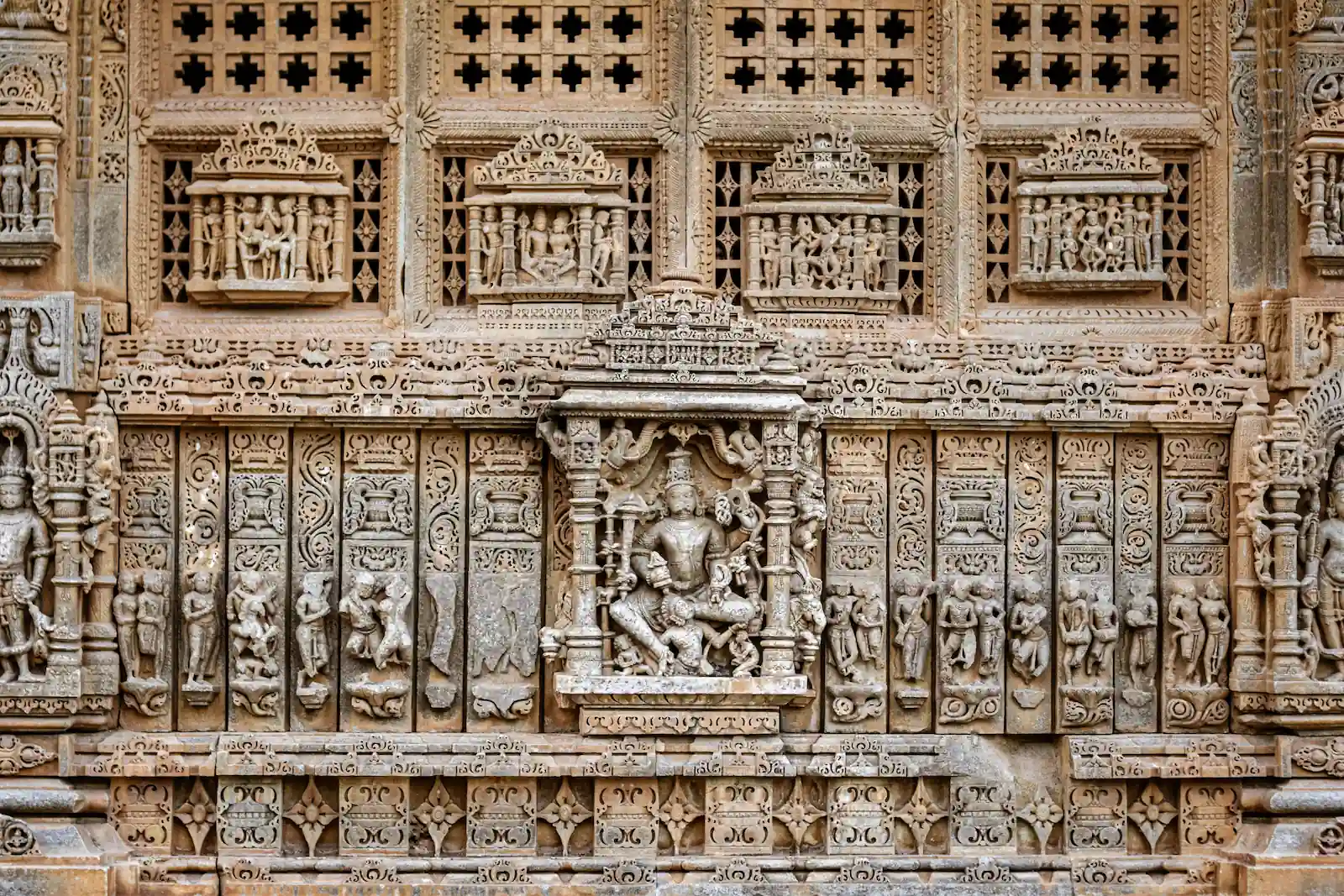 Sculture in pietra del Tempio Jagdish di Udaipur, capolavoro dell'architettura induista nel Rajasthan