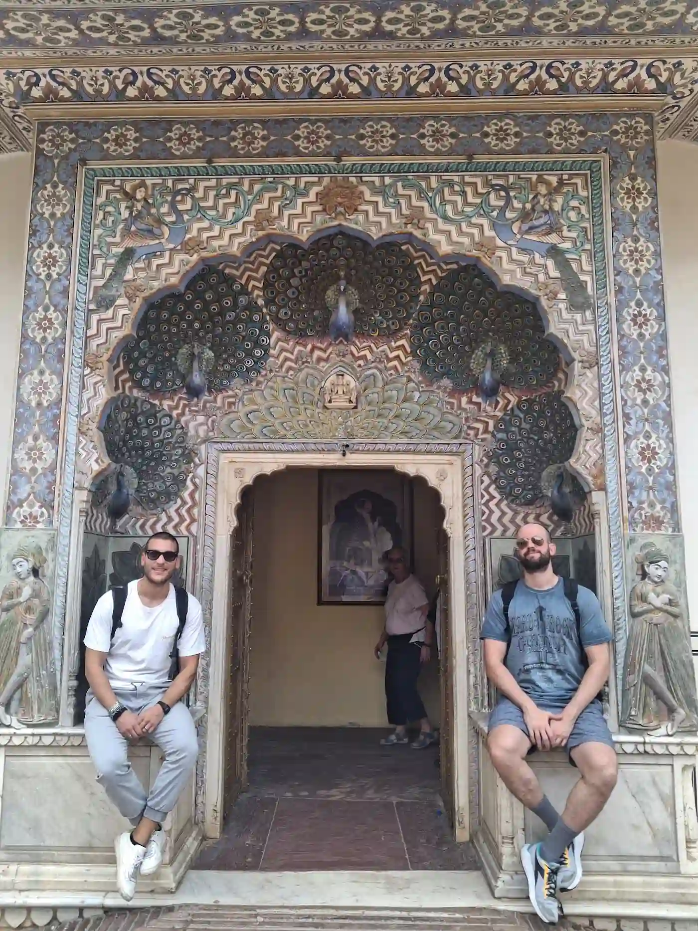 turisti italiani alla porta pavone nel city palace a jaipur cosa vedere con india magica tours