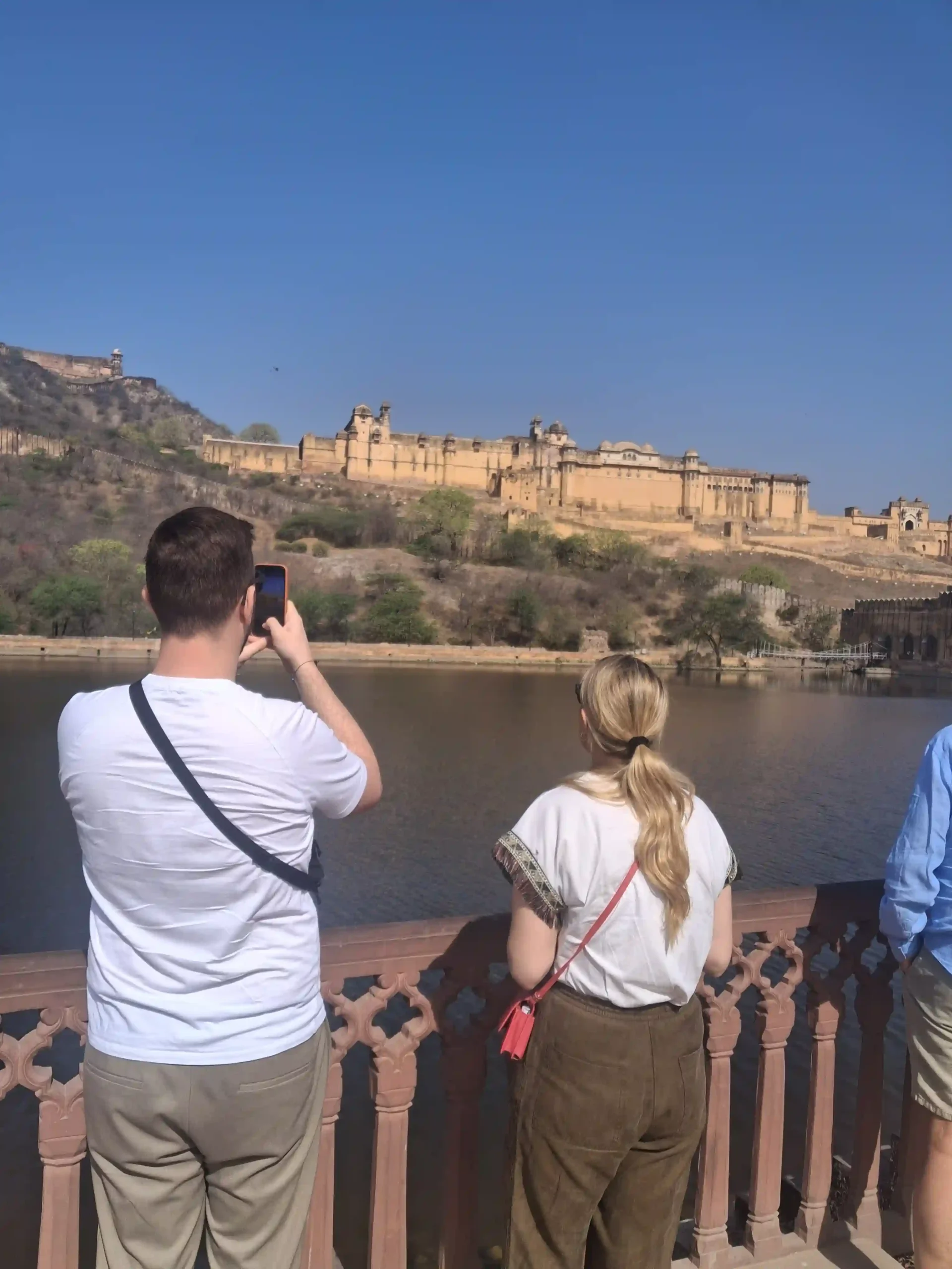 turisti italiani al forte amer facendo le foto del forte a jaipur nel tour con india magica tours