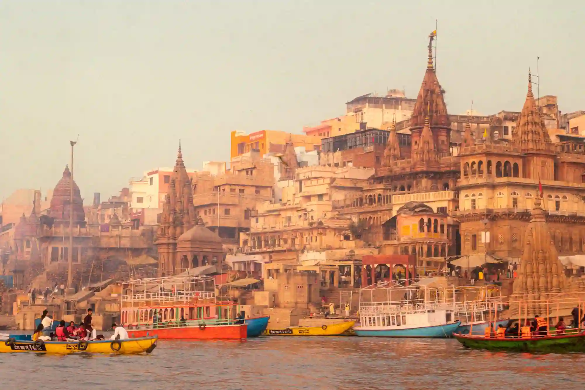 cremazione a manikarnika ghat sul gange a varanasi nel viaggio spirituale india magica tours