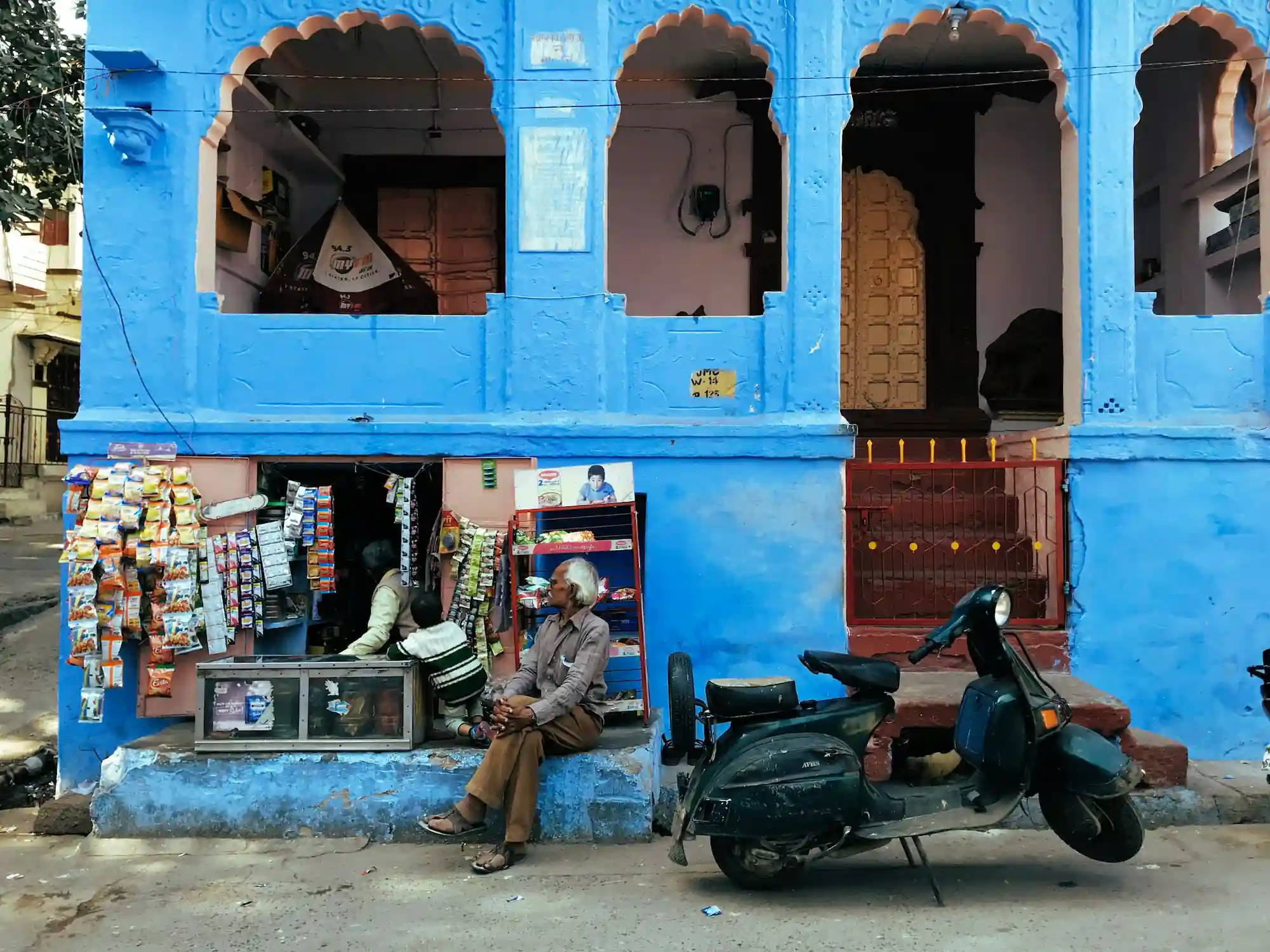 Vita quotidiana nella Città Blu di Jodhpur con negozi e abitazioni tradizionali